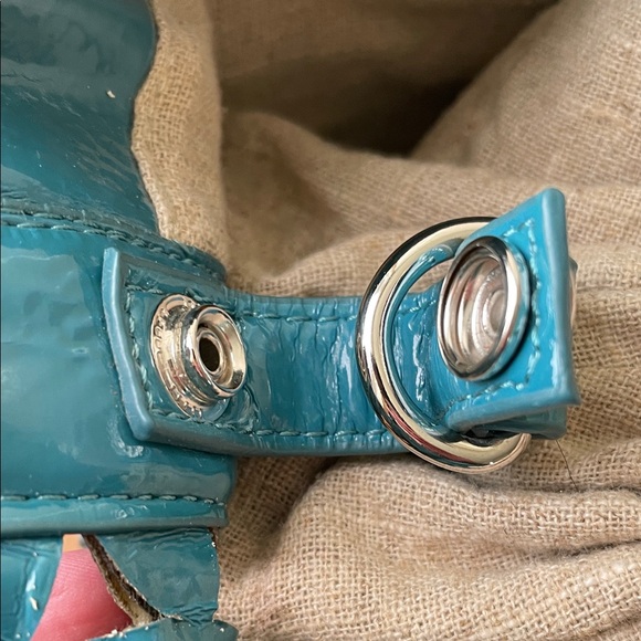 Sondra Roberts Teal & Red Cutout Tote Bags - Picture 13 of 16